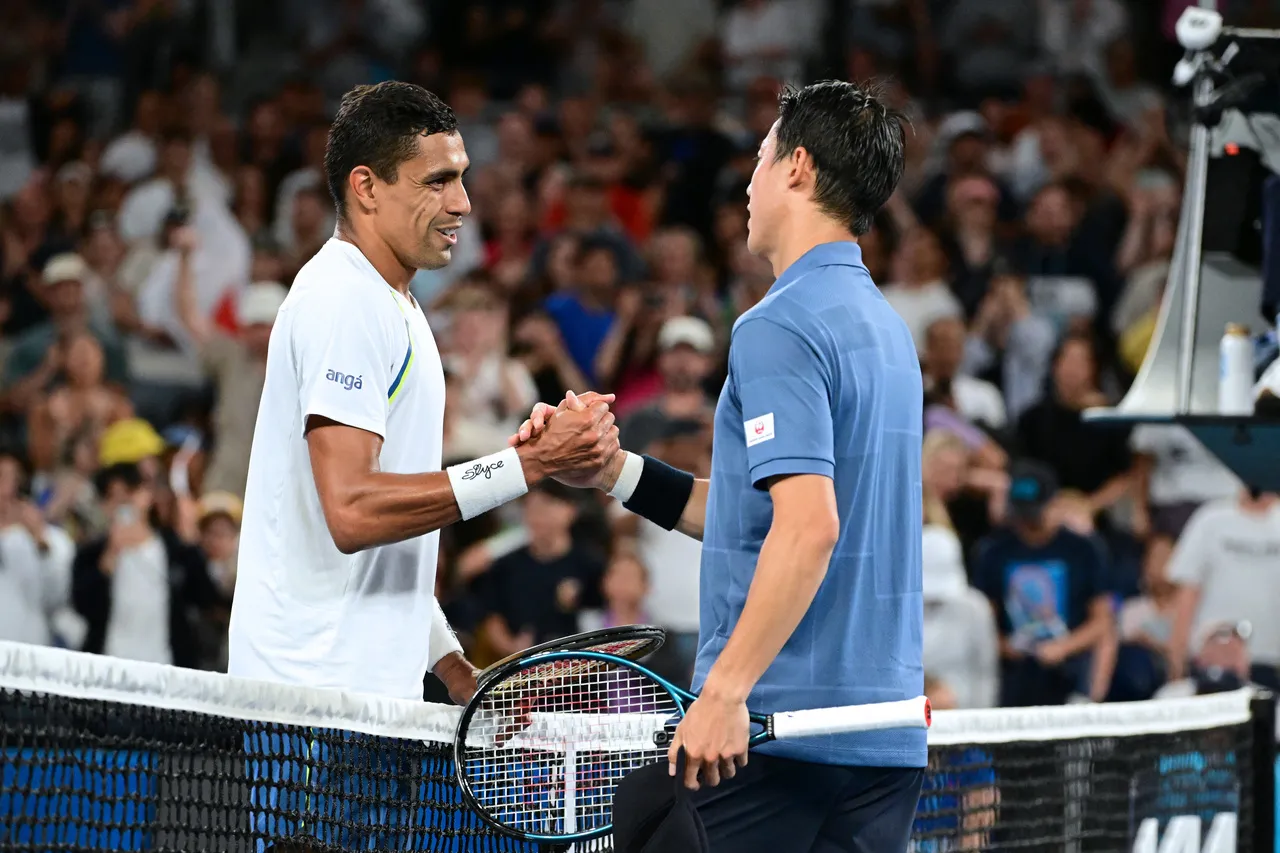 Monteiro  cumprimenta  Kei Nishikori após partida