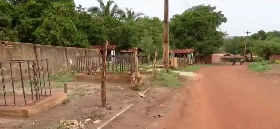 Via pública onde a população tem enterrado pessoas por falta de vaga em cemitério municipal de Matões, no Maranhão