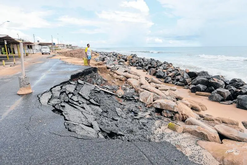 Trecho de estrada quebrado em Icaraí, Caucaia, Ceará, após avanço do mar