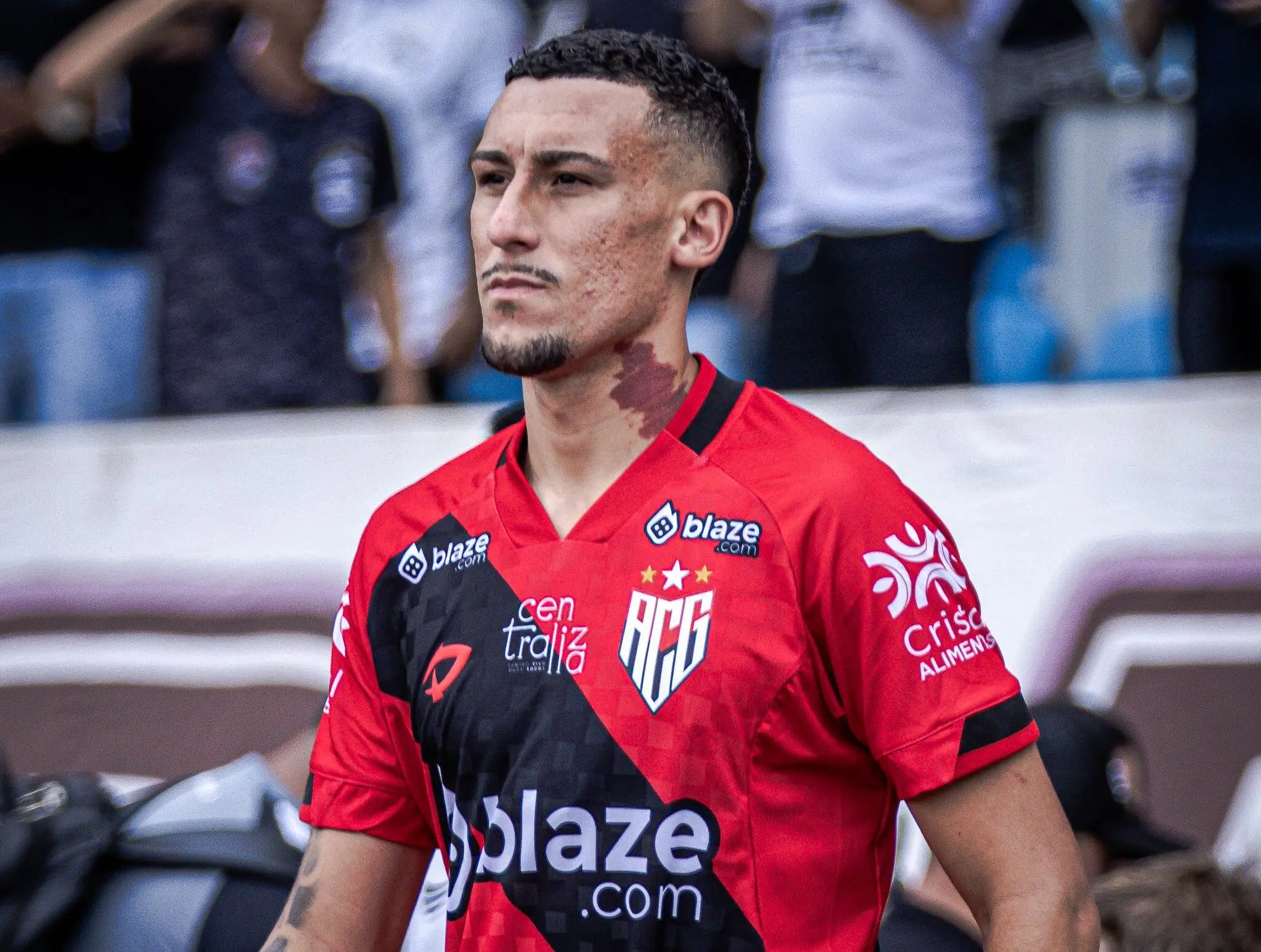 Foto de Baralhas com a camisa do Atlético-GO