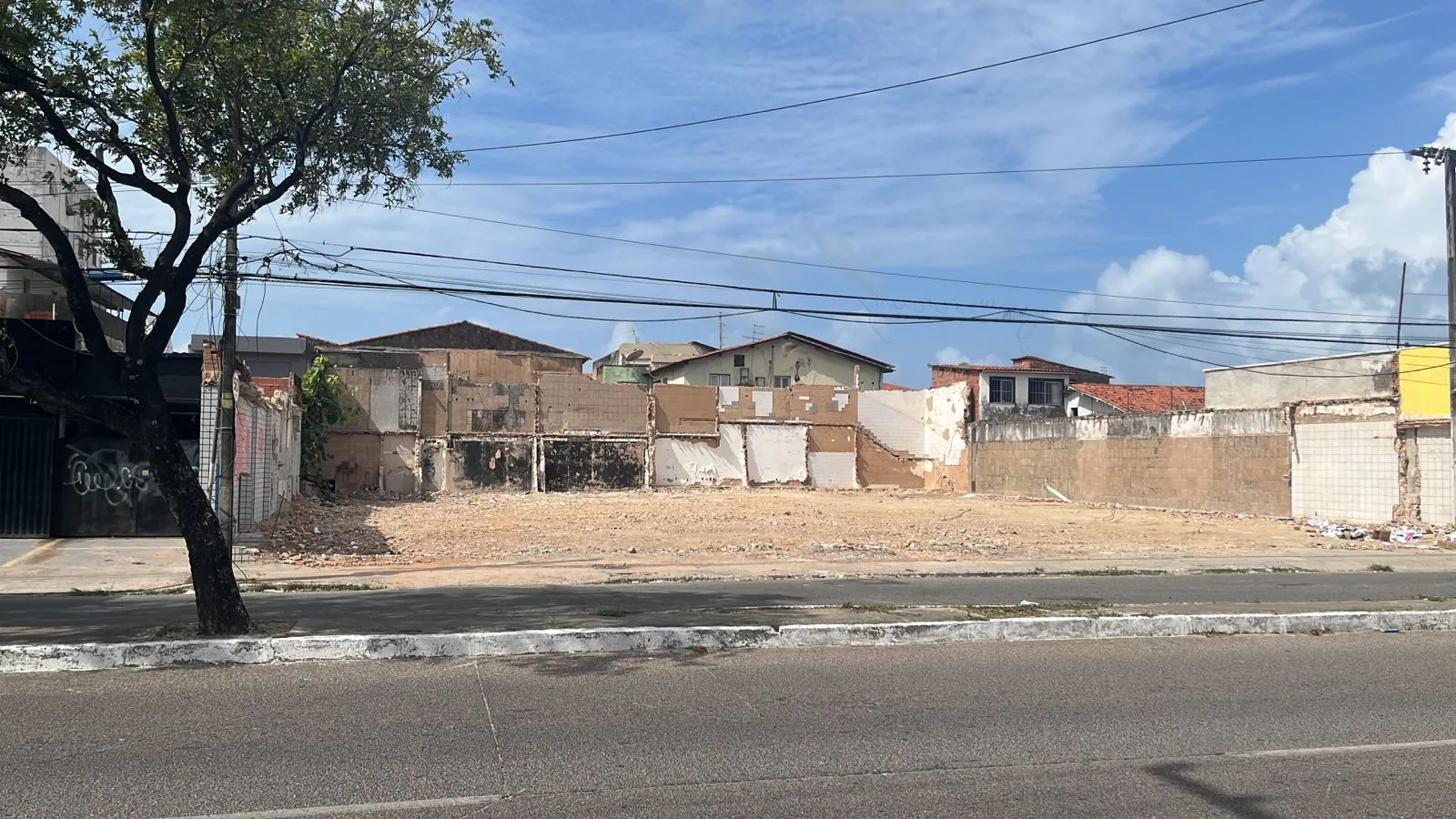 Antiga sede da confeitariaBom de Vera, na avenida Jovita Feitosa, foi demolida no início da 2025