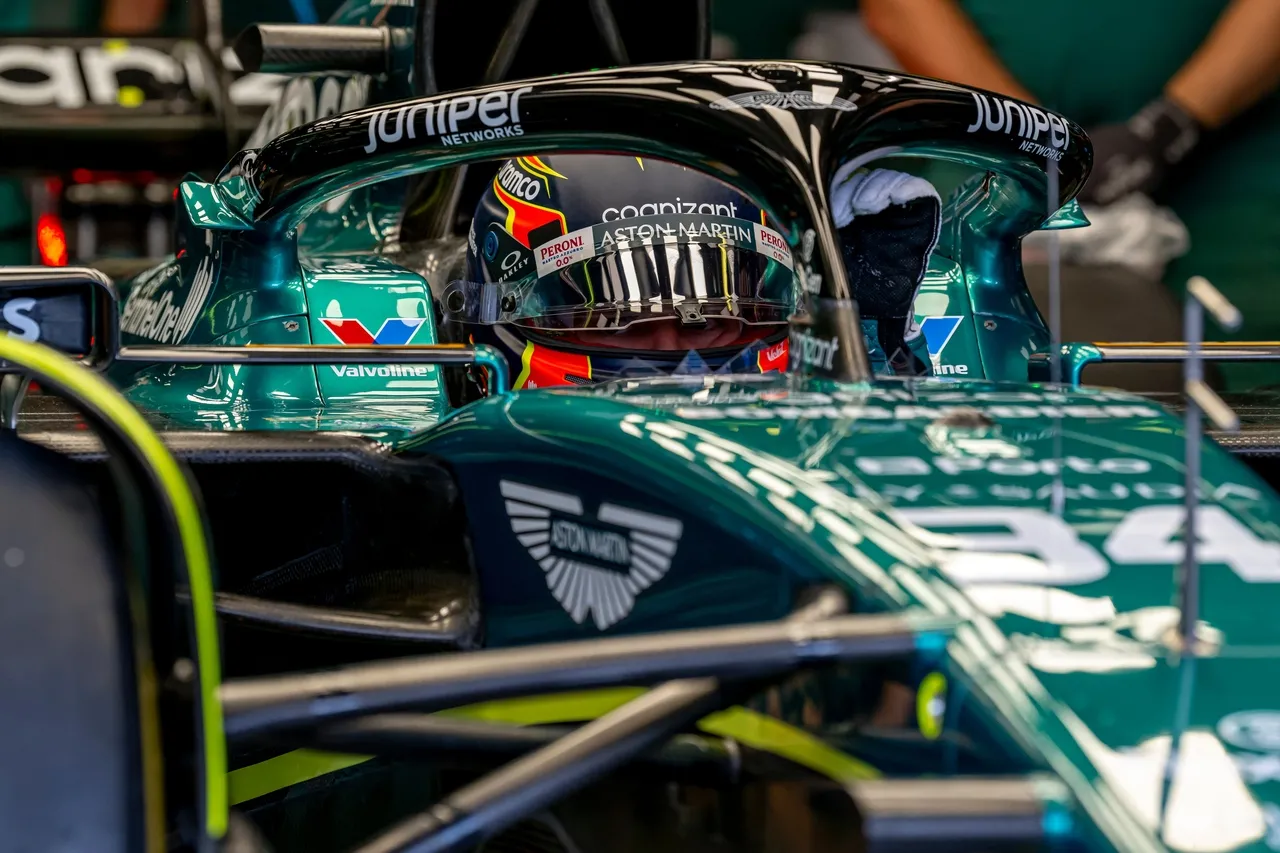Felipe Drugovich em teste com a Aston Martin