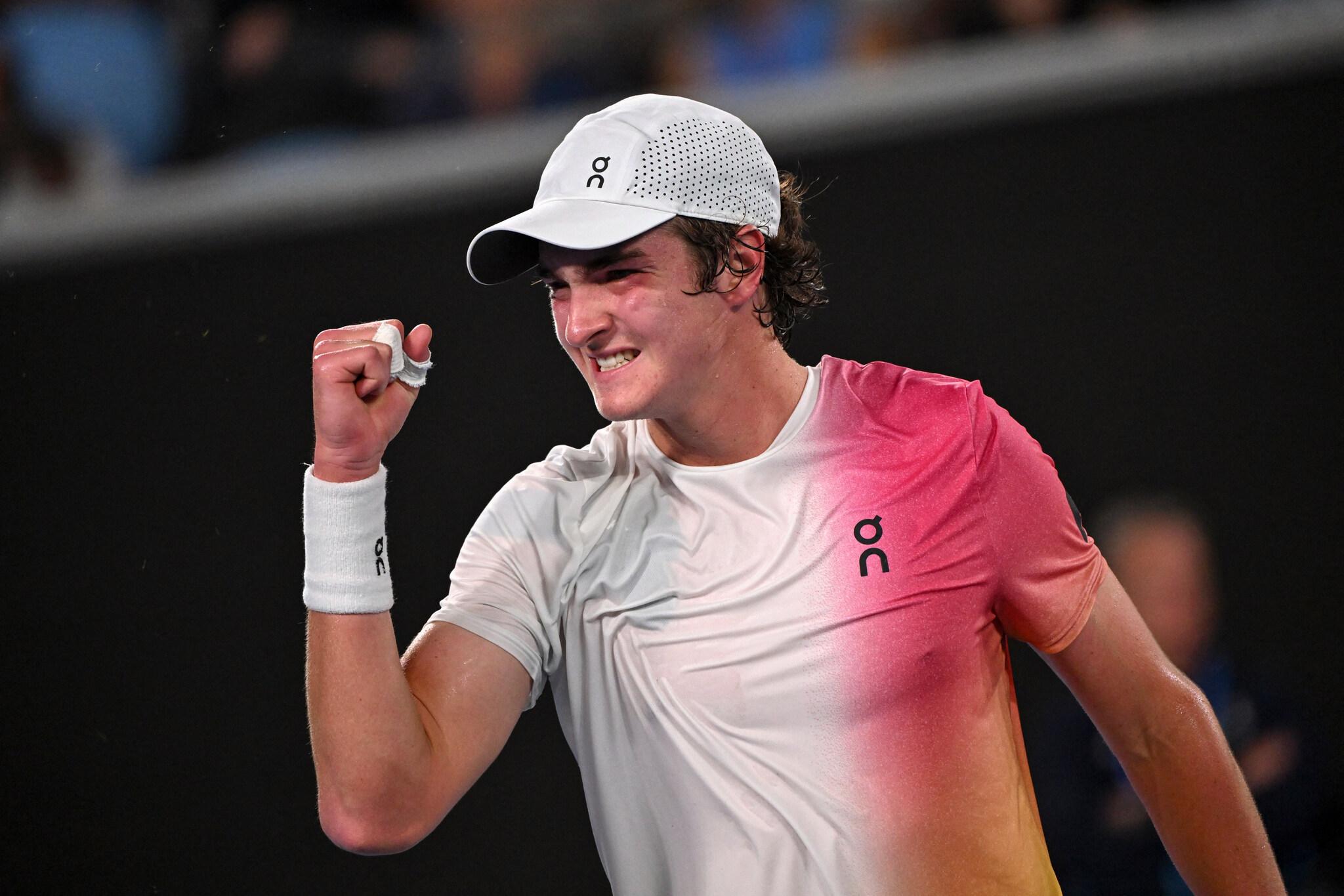 Foto de João Fonseca durante sua vitória sobre Rublev no Australian Open