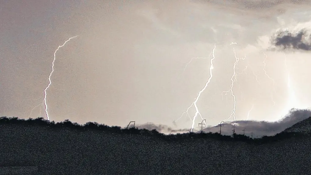 Imagem de descargas elétricas atingindo o solo.