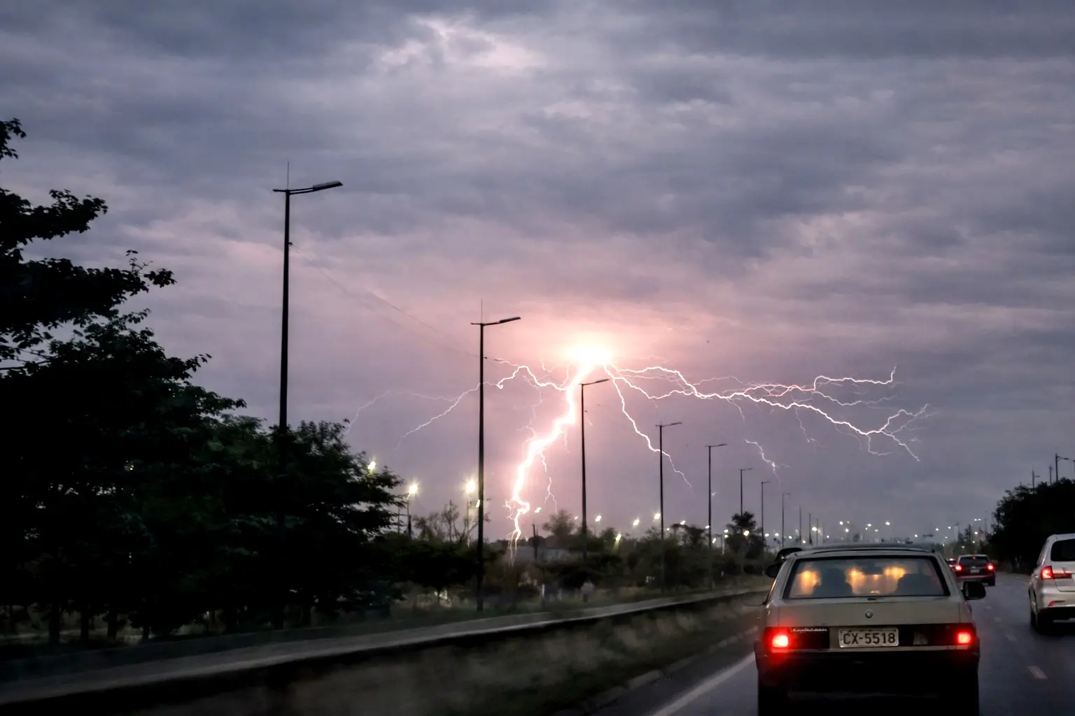 Imagem de descargas elétricas atingindo o solo.