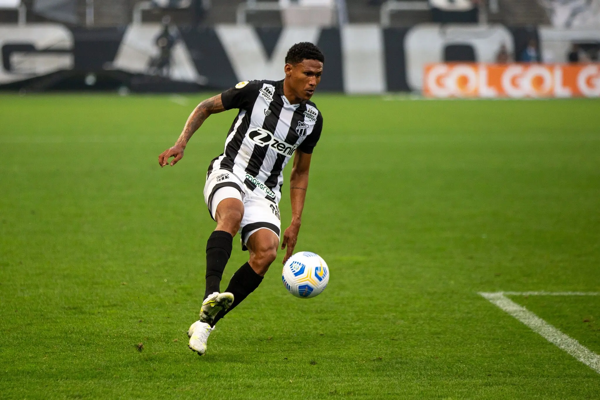 Foto de Rick, atacante, com a camisa do Ceará