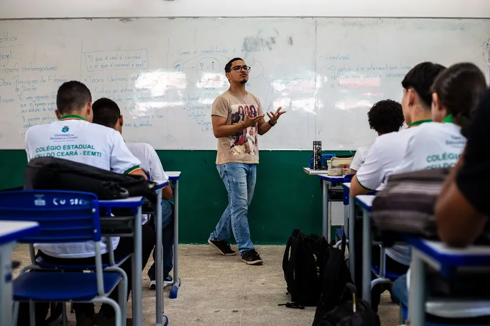 imagem de um professor em pé em uma sala de aula