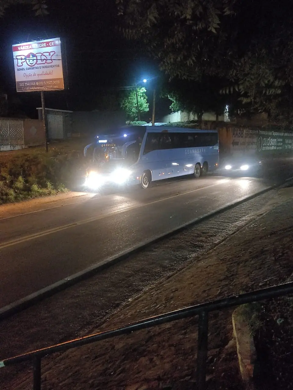 Ônibus da Guanabara no local do acidente