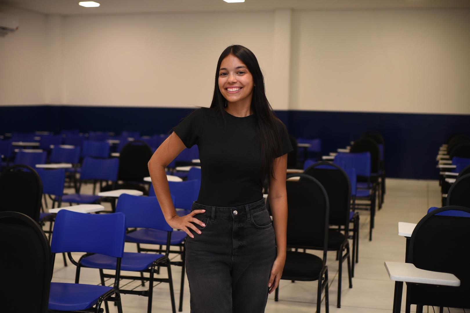 Foto de estudante dentro de sala de aula