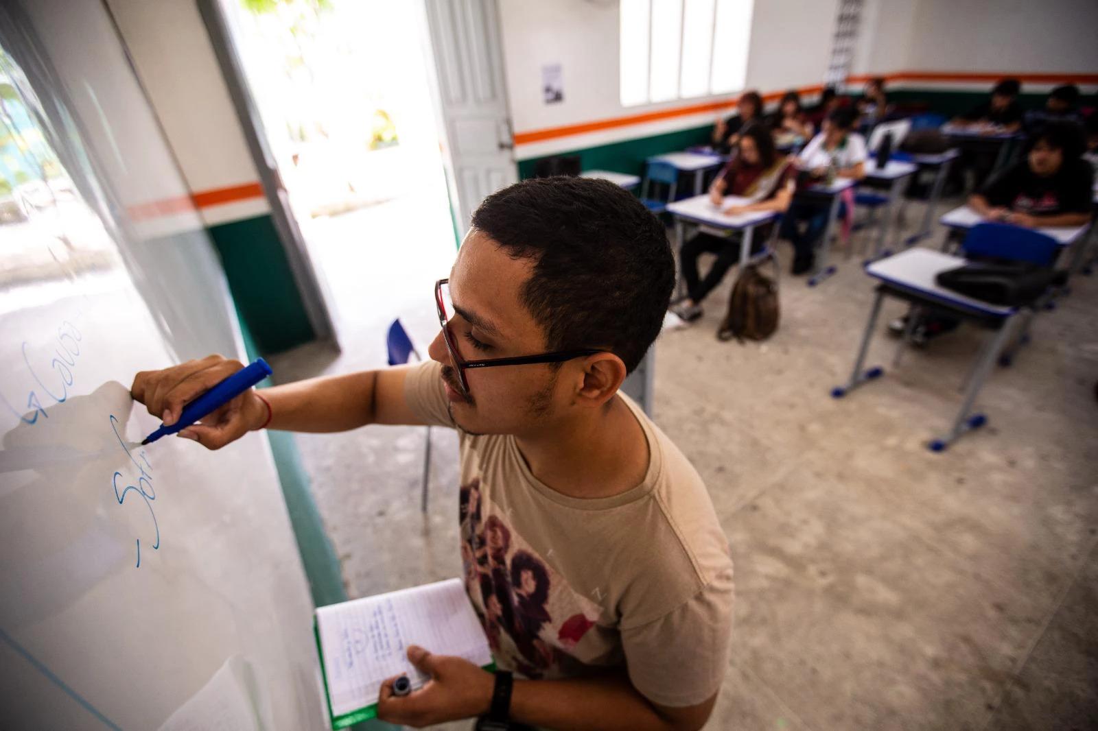 Professor escrevendo na lousa