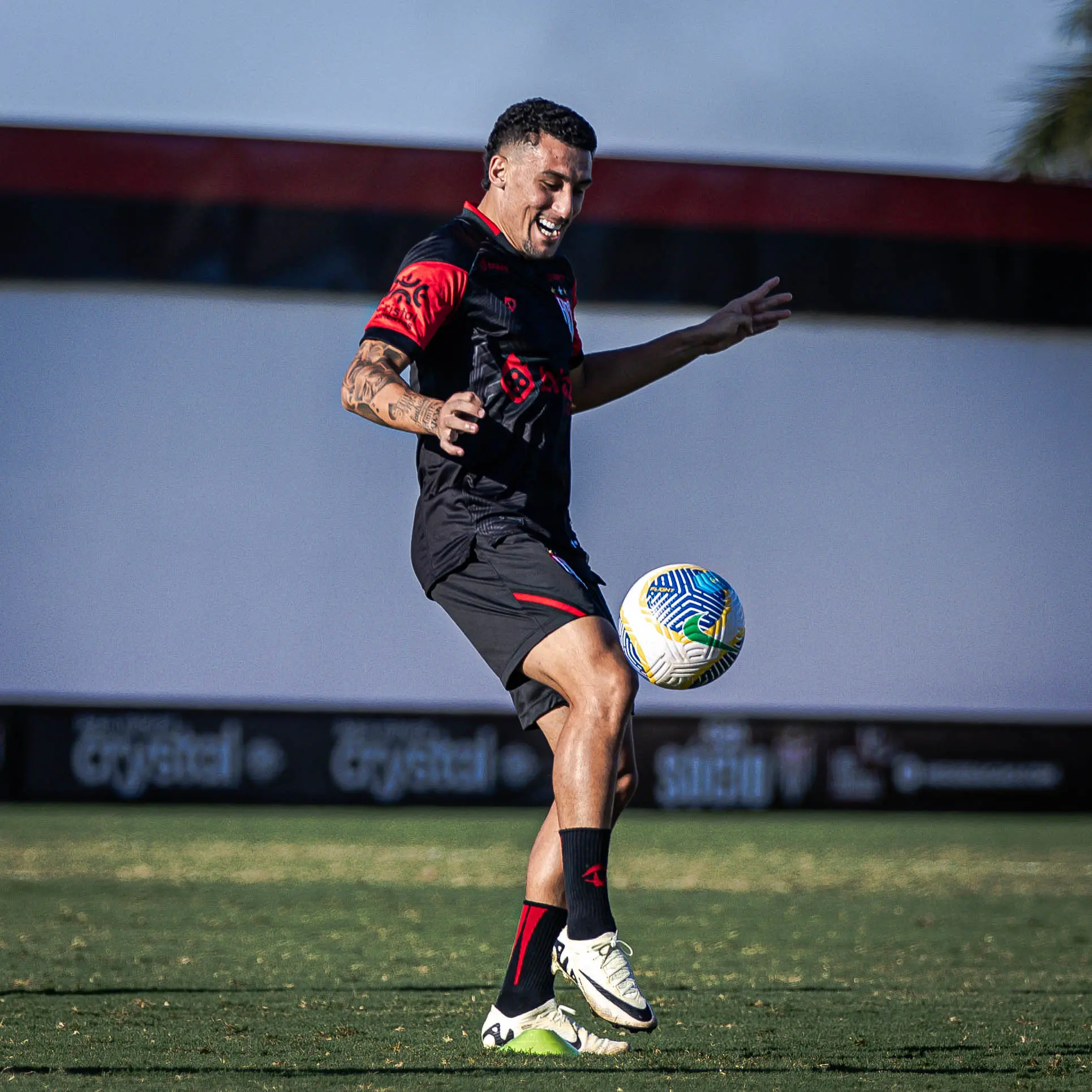 Baralhas em treino com a camisa do Atlético-GO