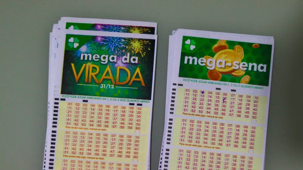 Imagem da Mega da Virada e Mega-Sena com bilhetes de loteria em destaque, mostrando datas e números para aposta