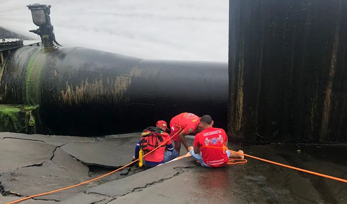 Bombeiros civis realizaram resgate