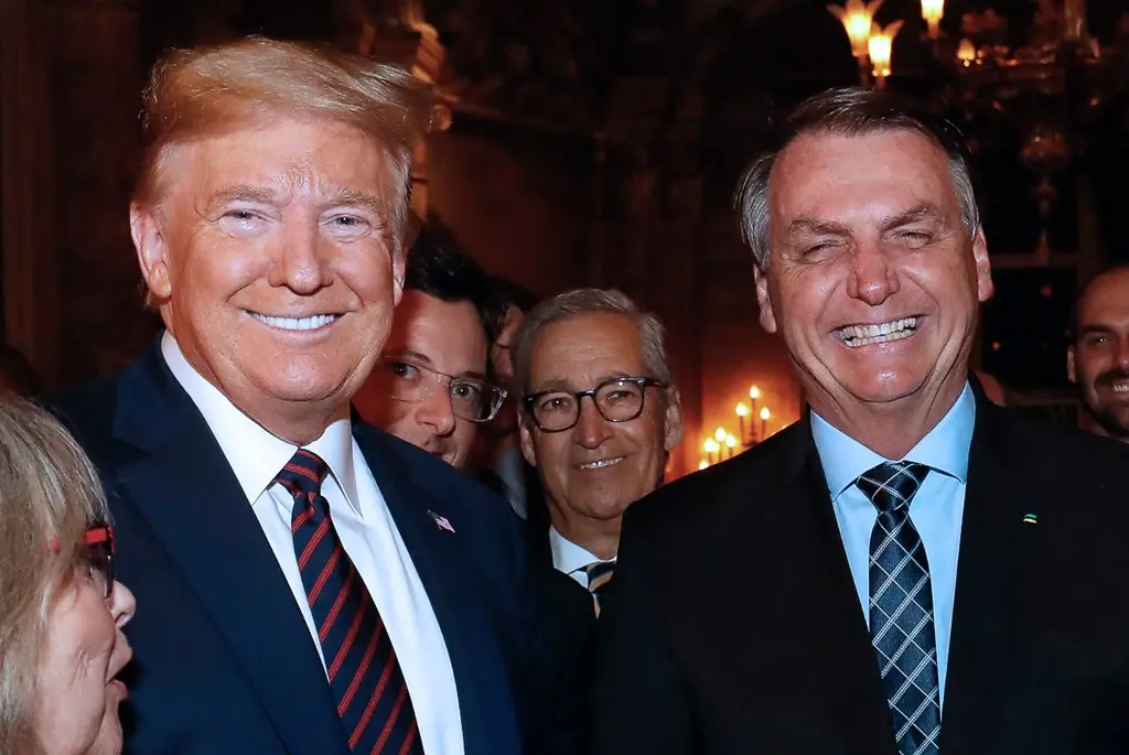 Donald Trump e Jair Bolsonaro sorriem para foto
