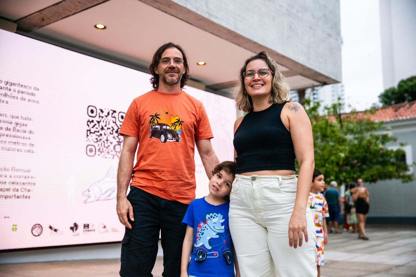 Eduardo, Vicente e Camilla costumam visitar o MIS e foram conferir a nova exposição