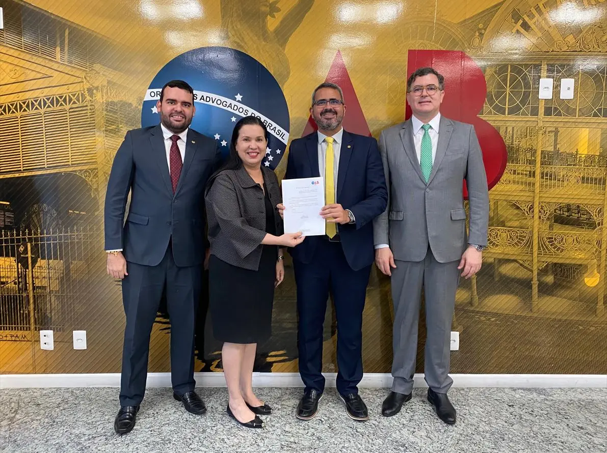 Da esquerda para a direita: Raphael Castelo Branco, coordenador adjunto de comissões; Christiane do Vale Leitão, presidente da OAB-CE. Hamilton Sobreira, presidente da Comissão de Direito Tributário e; David Sombra Peixoto, vice-presidente da OAB-CE