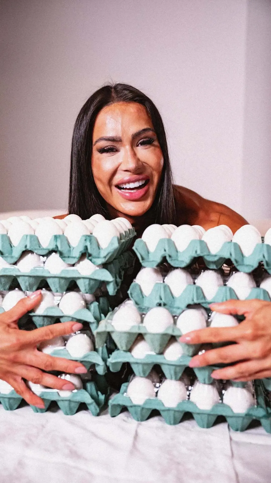 Gracyanne Barbosa vai precisar negociar com seus parceiros alguma troca para chegar pelo menos perto da meta de 40 ovos por dia