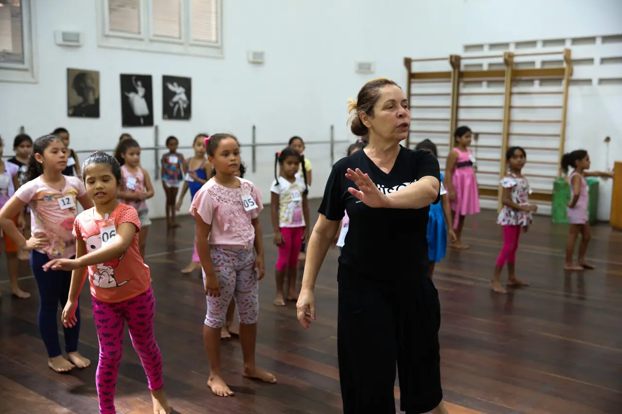 Dora Andrade e alunas da turma de 2018 da Edisca. Escola atua há mais de 30 anos na Capital