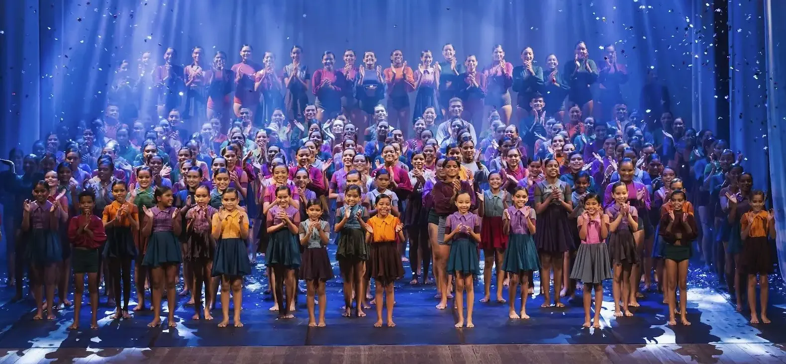 Espetáculo 'Periferia', da Edisca, contou com balé composto por 200 crianças