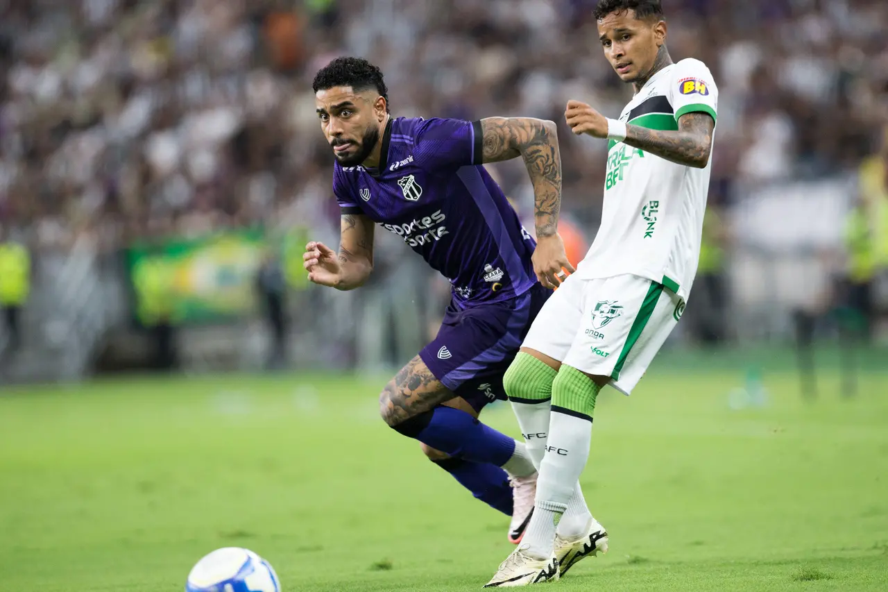 Foto de Matheus Bahia com a camisa do Ceará