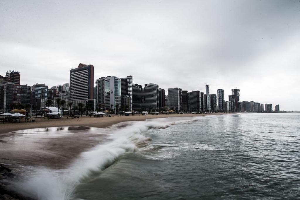 Praia de Iracema com céu nublado