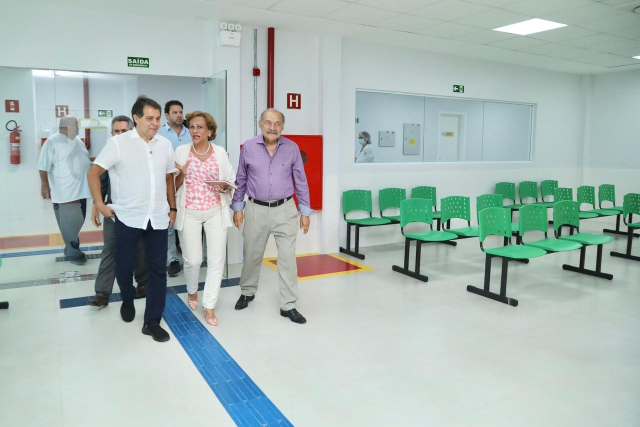 Evandro Leitão visitou hospitais acompanhado da secretária de Saúde, Socorro Martins
