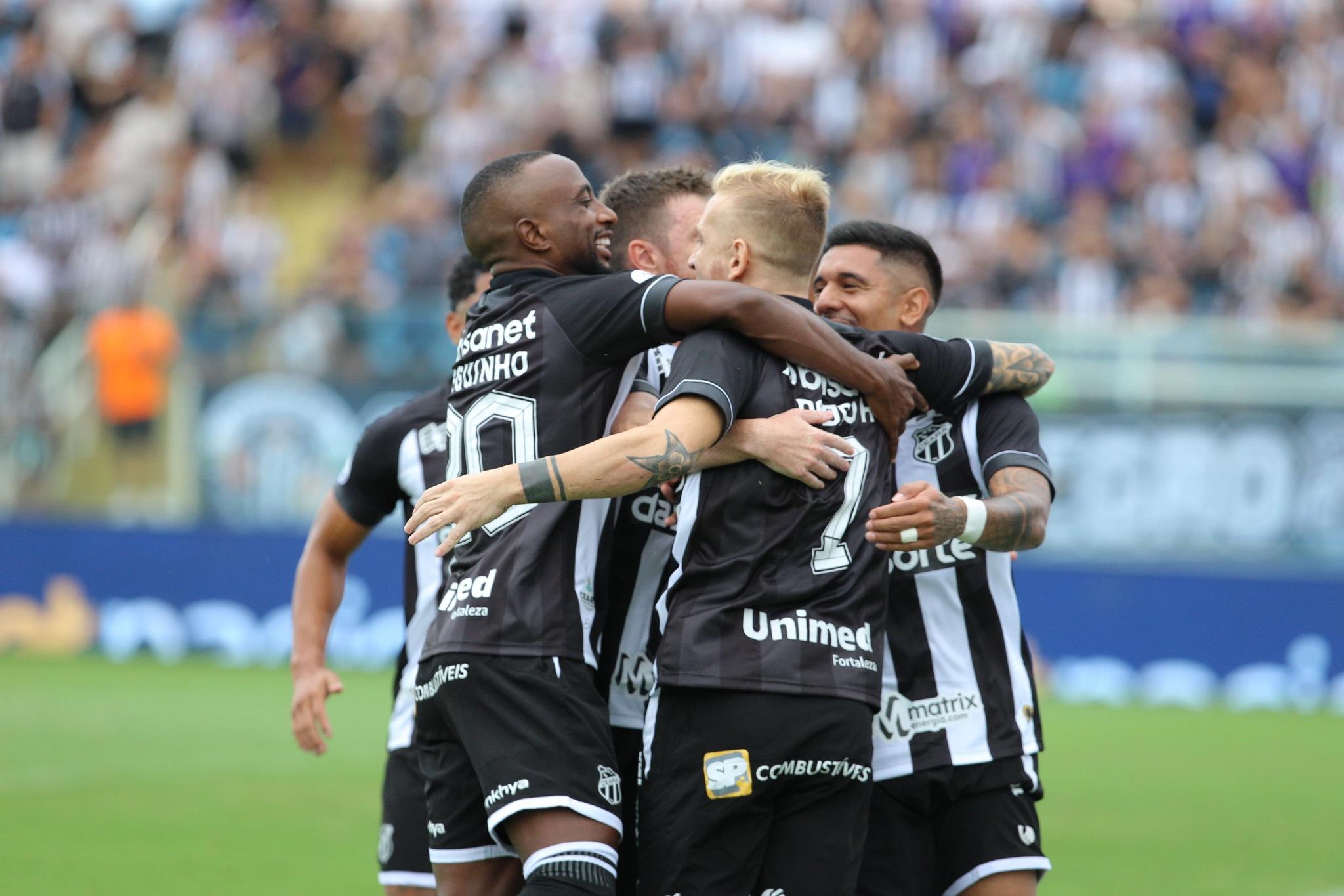 Pedro Henrique comemora gol do Ceará contra o Tirol
