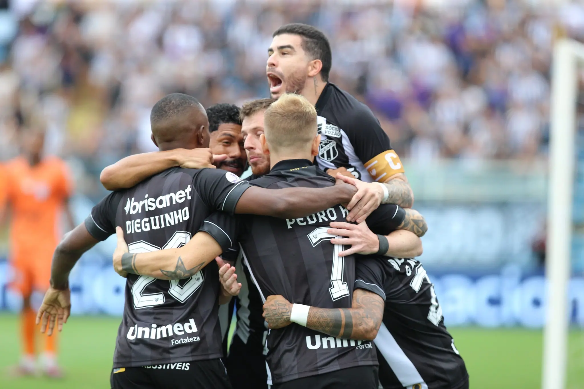 Jogadores do Ceará comemoram gol marcado