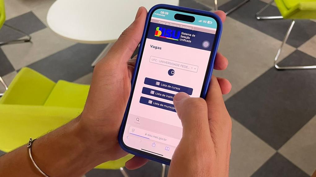 Mão de candidato acessando o site do Sisu