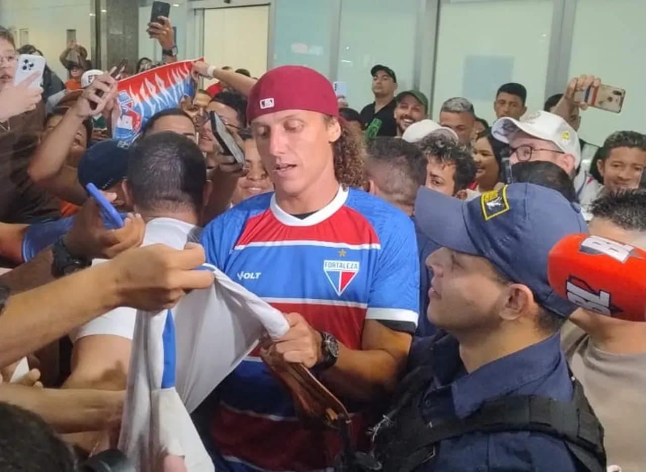David Luiz parou para autografar camisas do Fortaleza