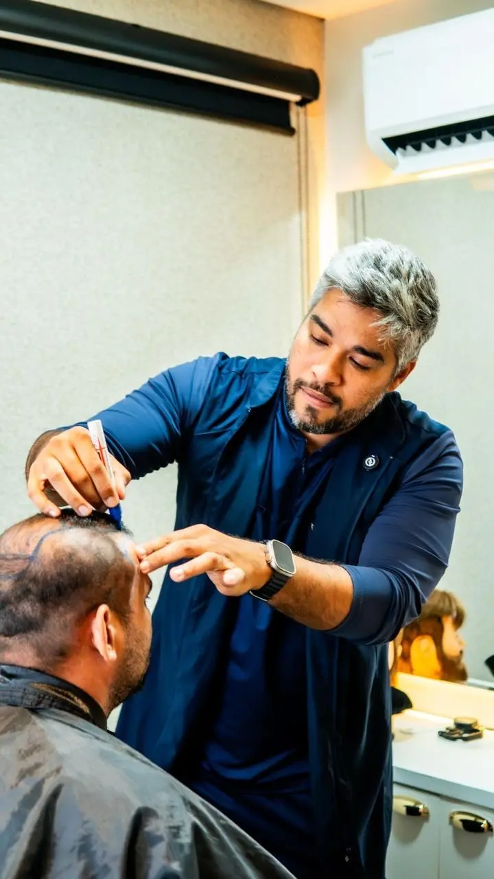 médico fazendo marcações na cabeça do paciente