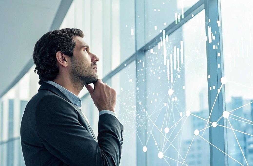 Homem branco observa dados