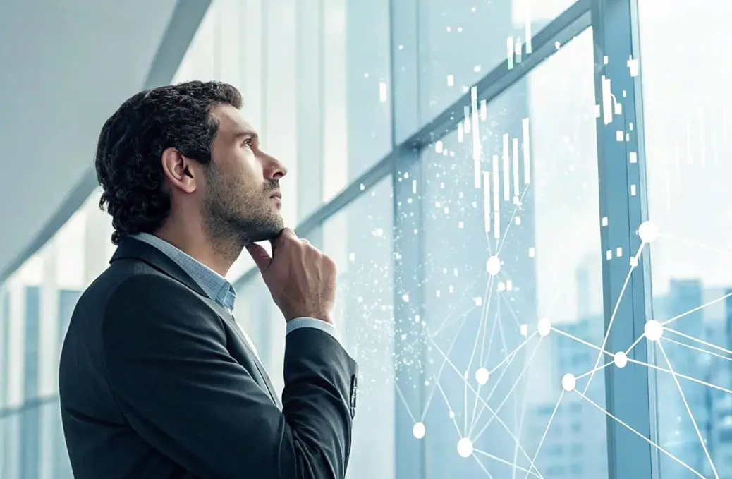 Homem branco observa dados