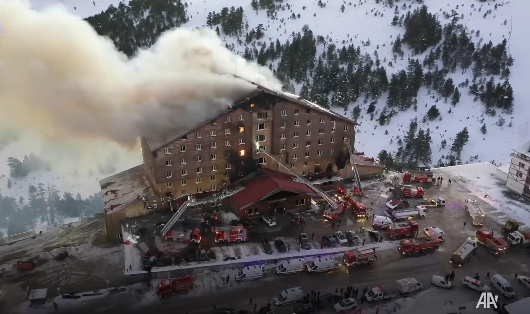 Hotel tem 12 andares com revestimento de madeira