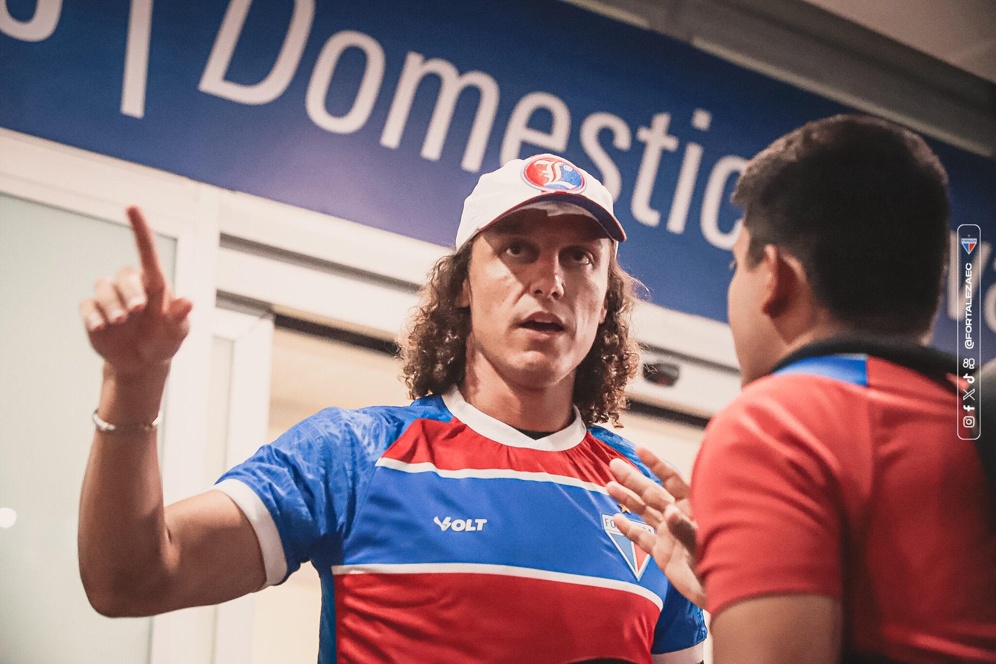 Foto de David Luiz em chegada ao Fortaleza