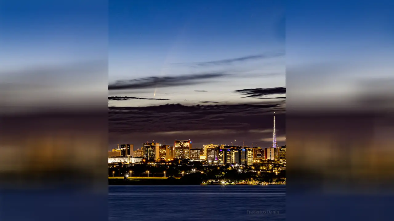 Foto de cometa que passou em Brasília e foi escolhida como imagem do dia pela Nasa