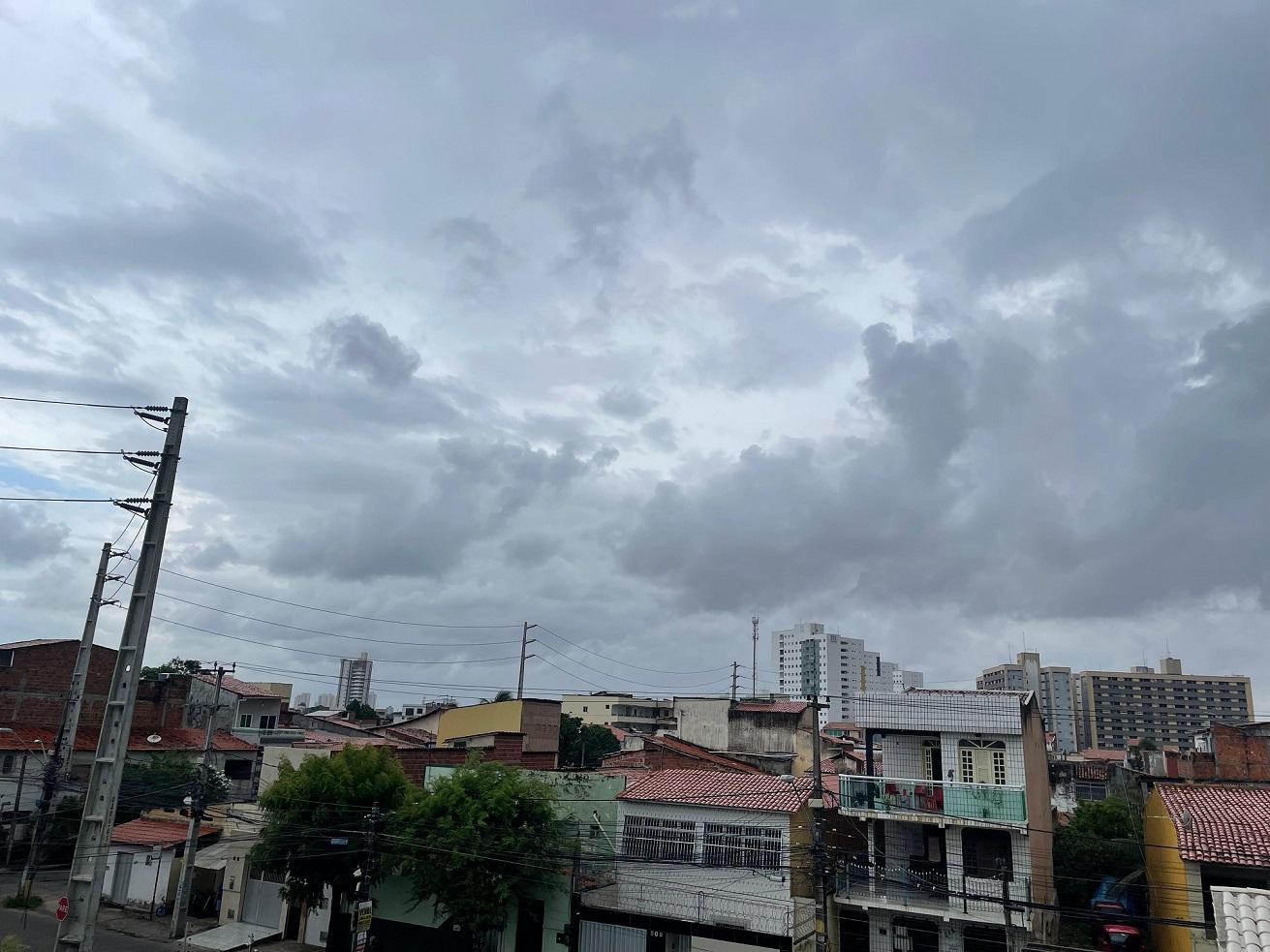 Céu nublado no bairro Monte Castelo, em Fortaleza