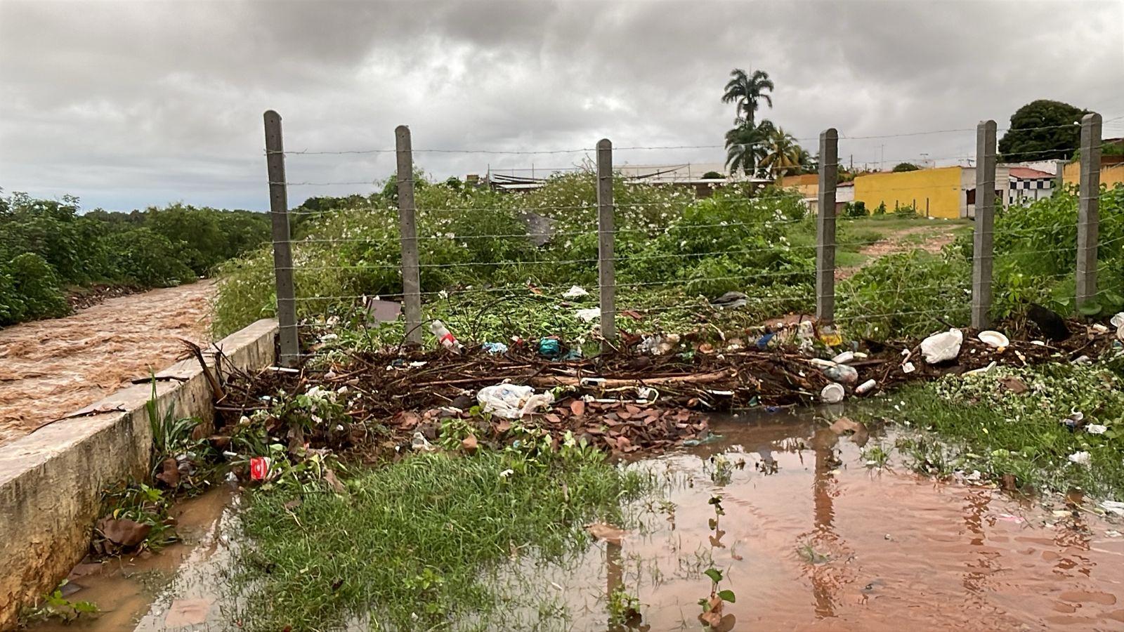 Lixo em via pública após chuvas