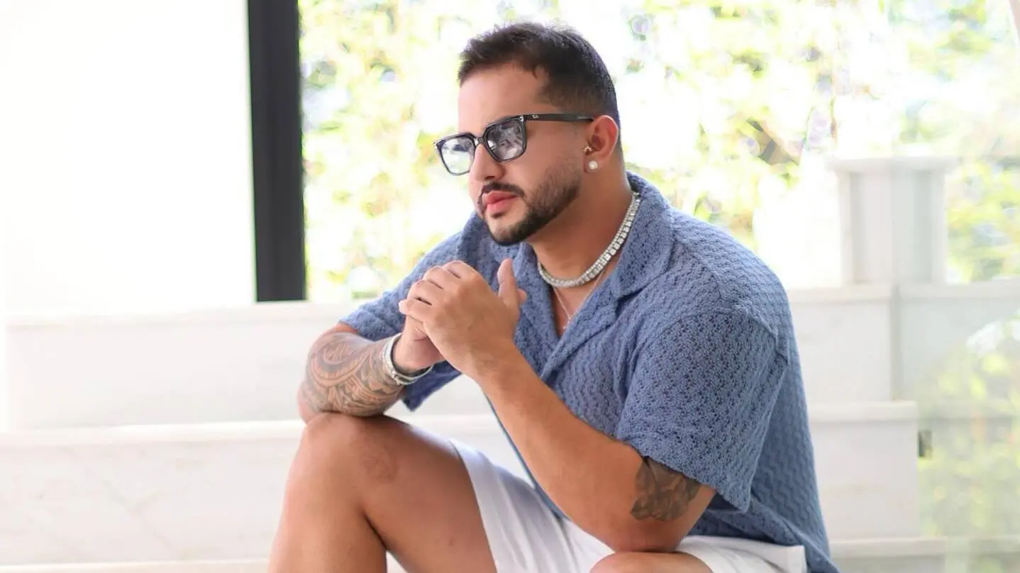 Influenciador mostra em redes sociais vida de ostentação e luxo