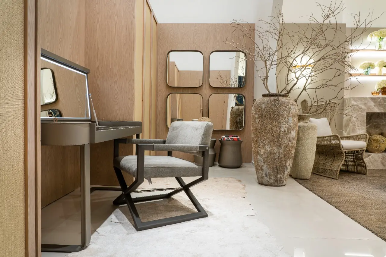 O amadeirado nas paredes remetem ao tom de Mocha Mousse, além dos adornos como vaso e tapete. Projeto Artefacto Balneário, das arquitetas Lili e Georgia Golunski