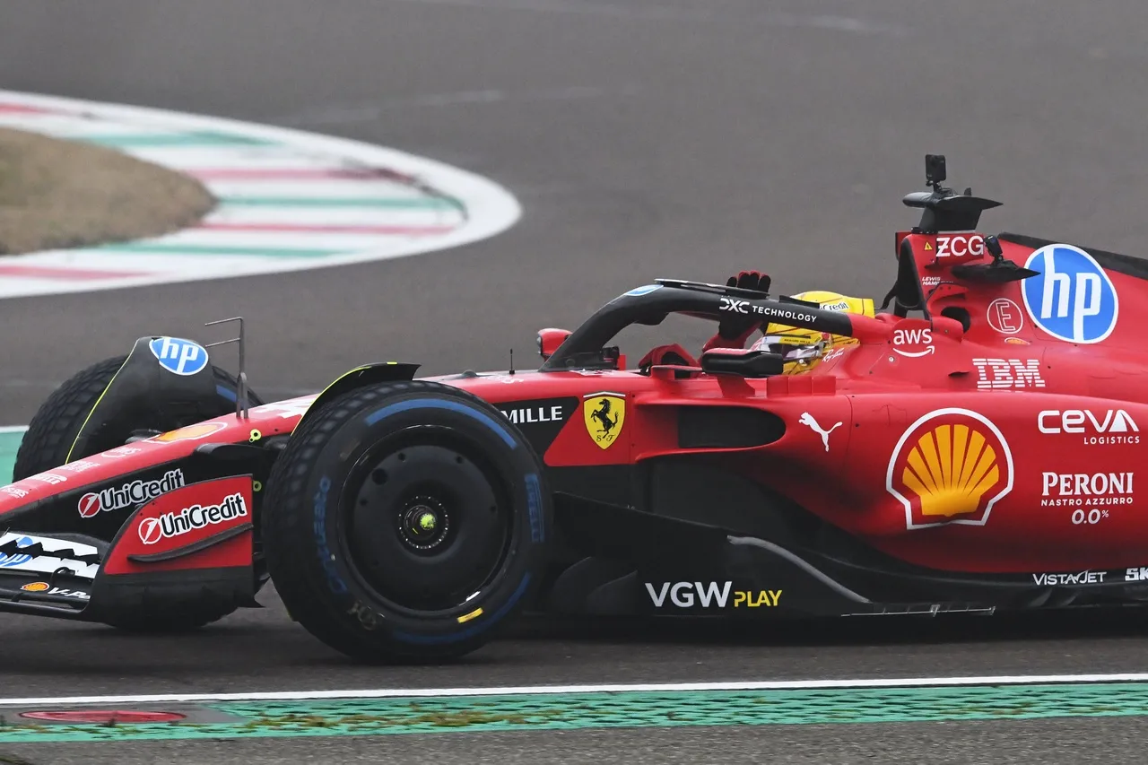 Hamilton dirigiu o modelo SF-23, da temporada 2023, no Circuito de Fiorano