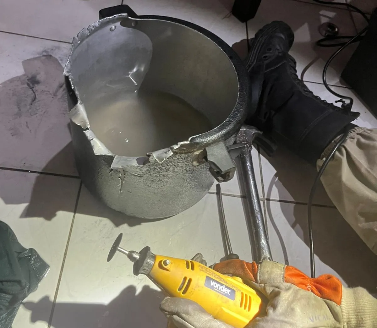 Bombeiros usaram uma ferramente para fazer uma abertura e expandir a panela para que a criança fosse retirada em segurança