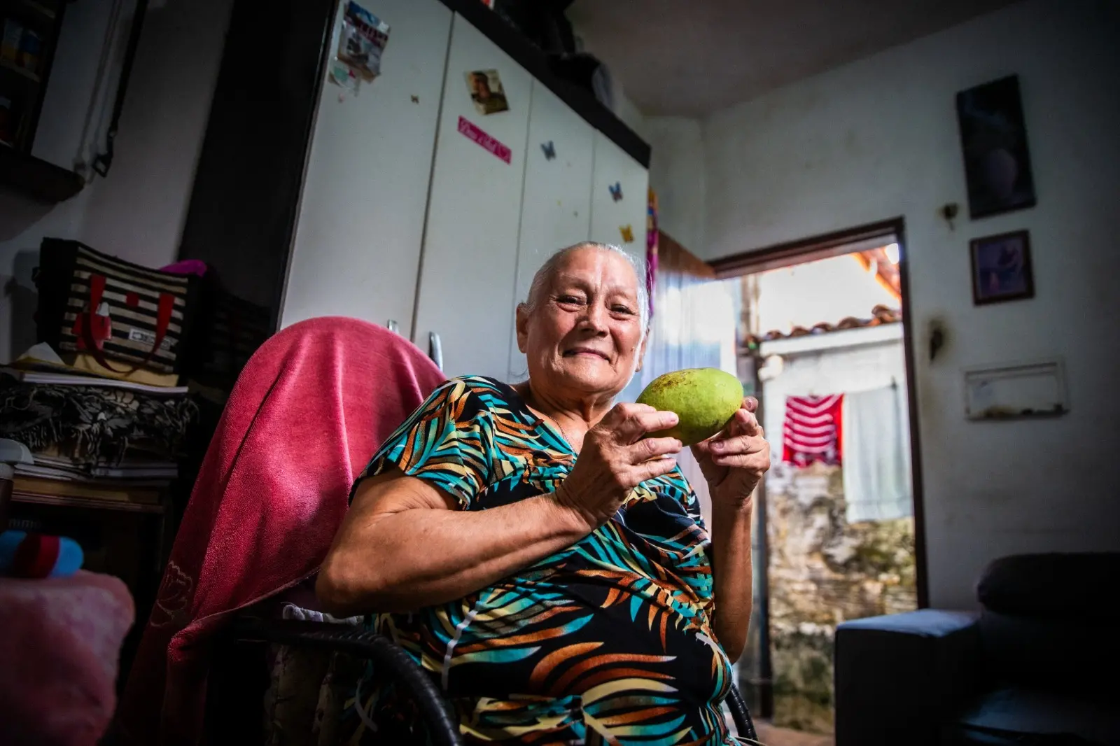 Senhora grisalha vestindo camisa estampada