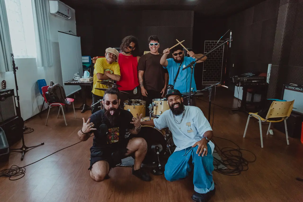 Artista baiano aproveitou vinda à Capital para reunir integrantes da Pira Coletiva e d'O Cheiro do Queijo