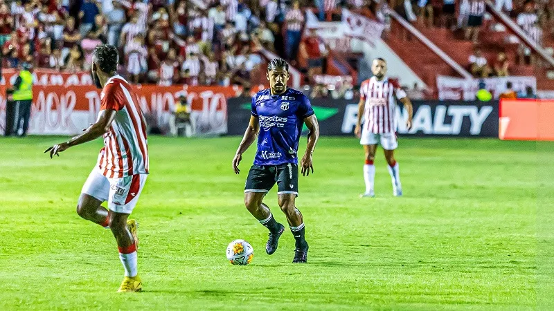 Ceará e Náutico se enfrentam nos Aflitos.