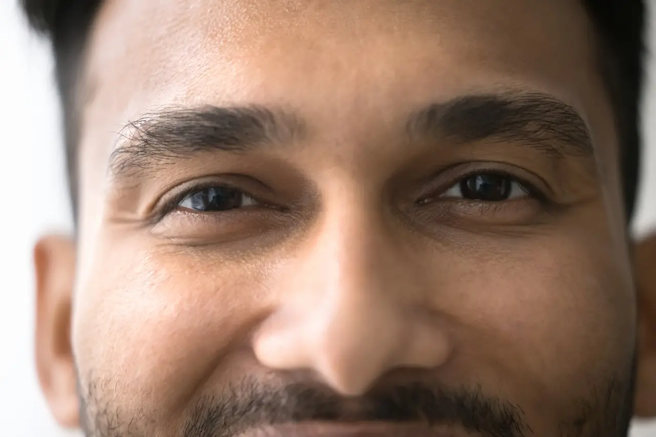 Imagem mostra homem feliz