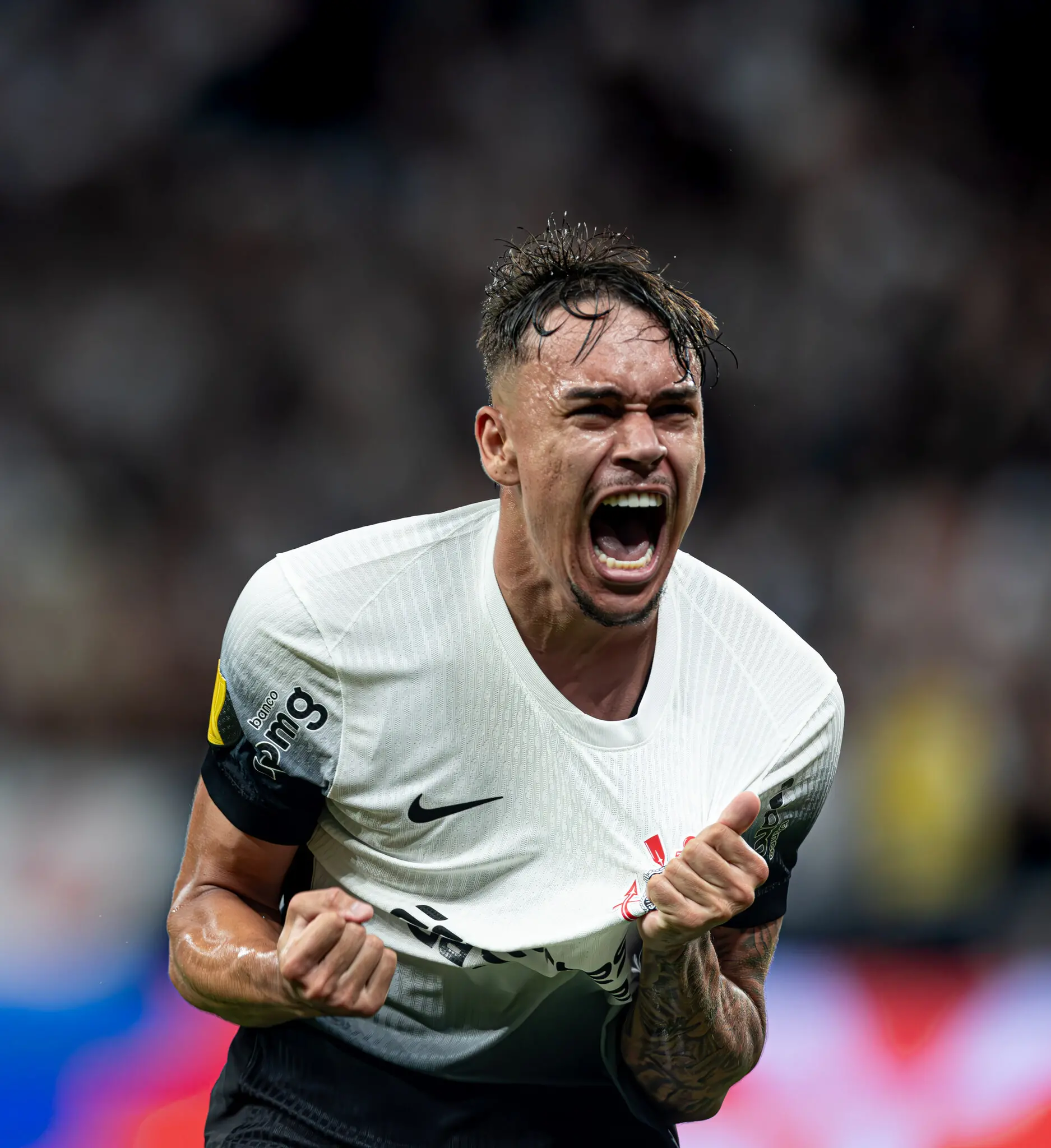 Foto de João Pedro Tchoca, jogador do Corinthians, comemorando gol contra o Água Santa no Campeonato Paulista 2025