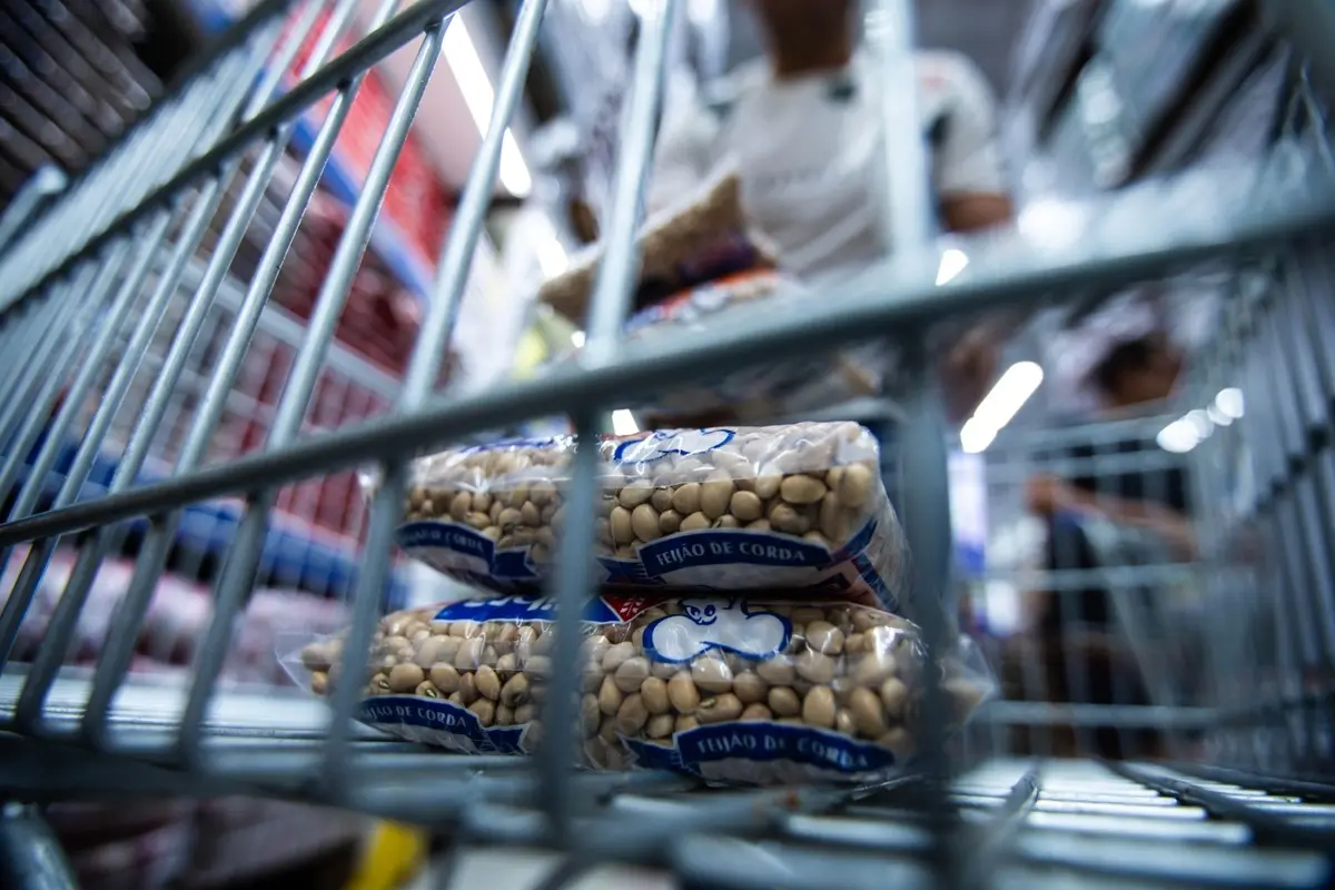 Carrinho quase vazio com apenas dois pacotes de feijão