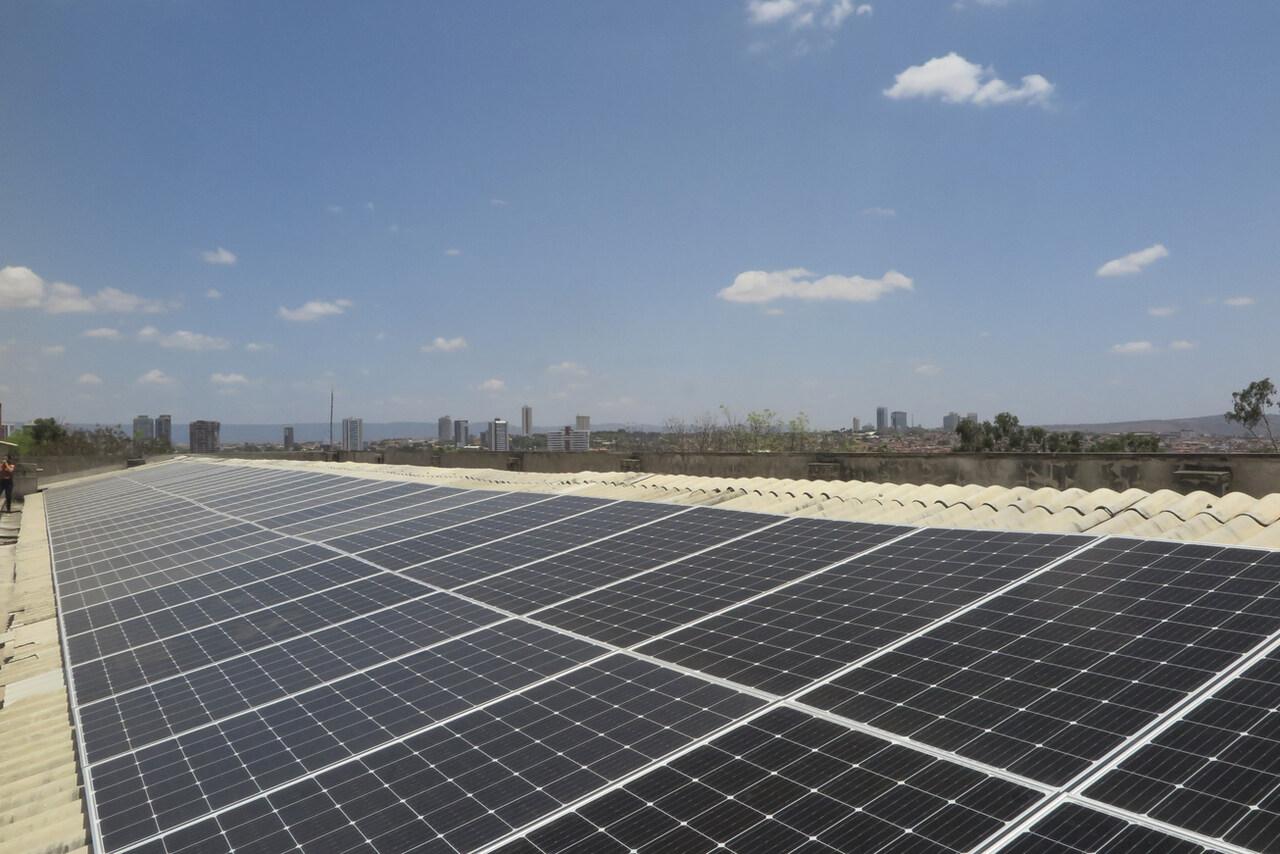 foto de painéis de energia solar fotovoltaica