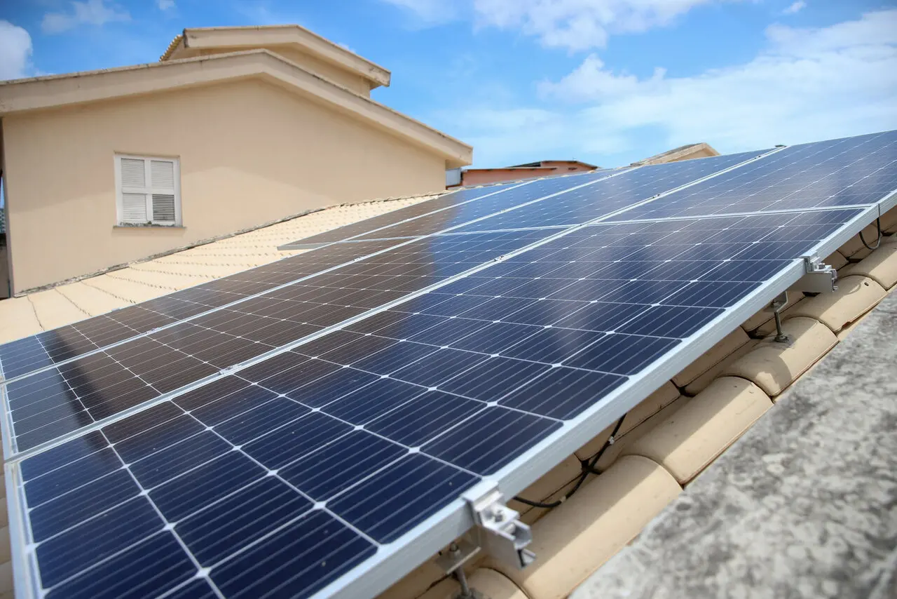 foto de painel solar em casa